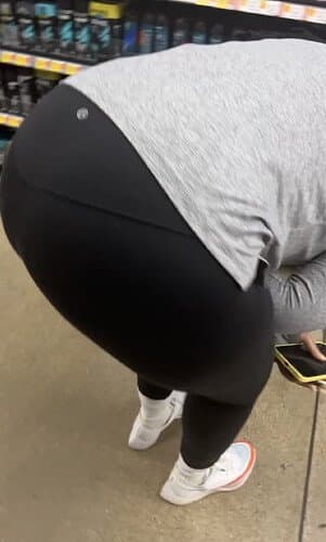 MENINA HIJAB GROSSA EM LEGGINGS LULU CURVADA na minha frente