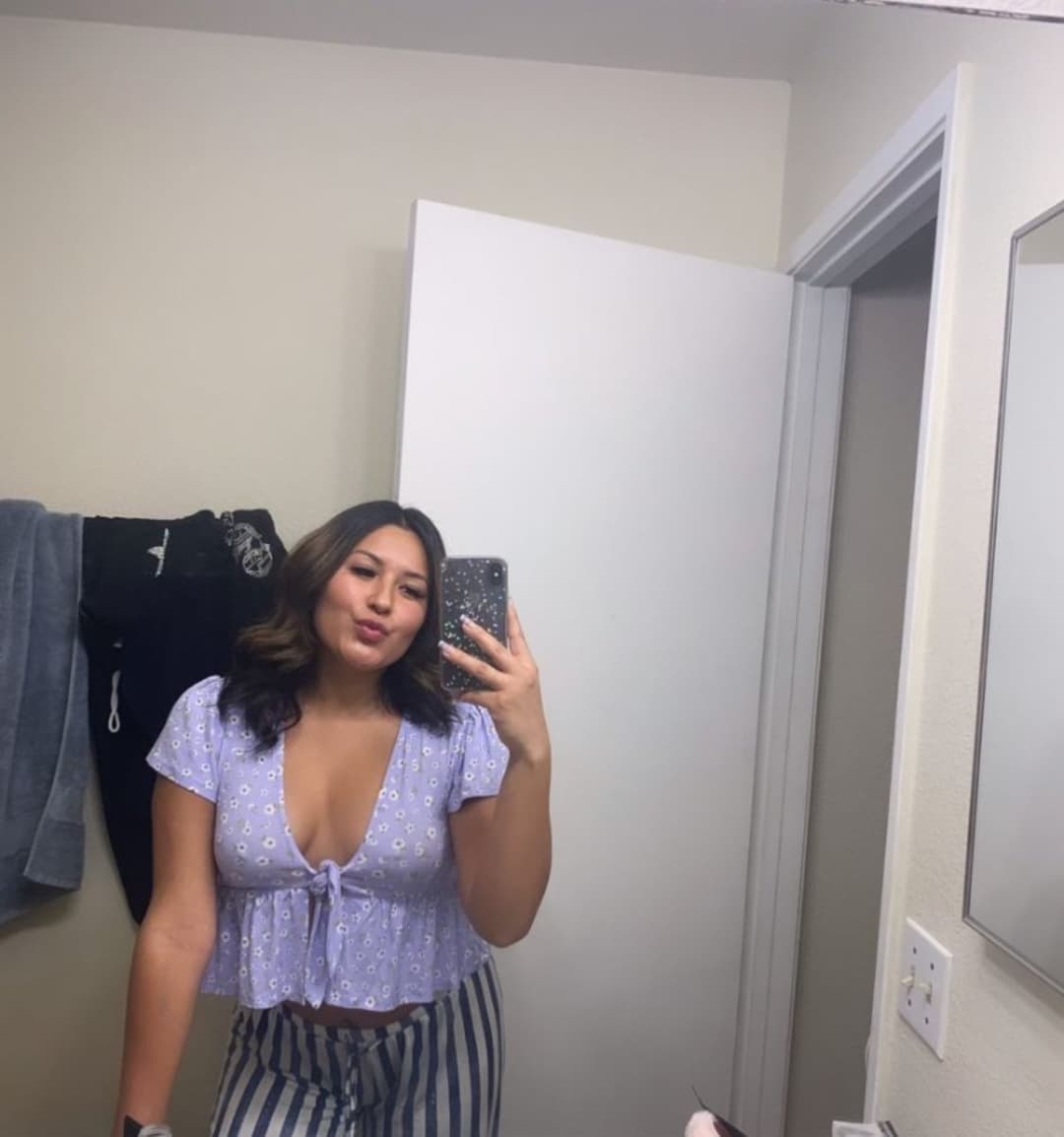 Los Angeles slut Alexandra sells sex and nudes to pay rent