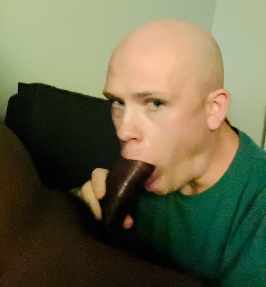 White boy gives a fat BBC blowjob for cumshot