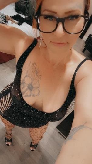 Click to view full size 35 Married middle School Mom escort that her kiddo that just graduated that I f yesterday loves bbc