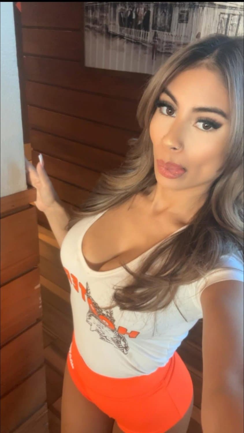 Sexy hooters Latina slut