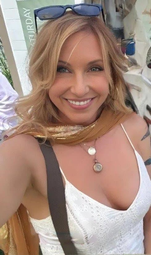 Red headed science nerd Kari  Byron is so sexy.  Love when the dork has nice tits and a pretty face