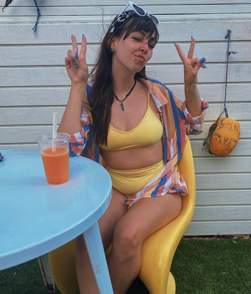 cute slut Lina loves eating ass and swallowing cum