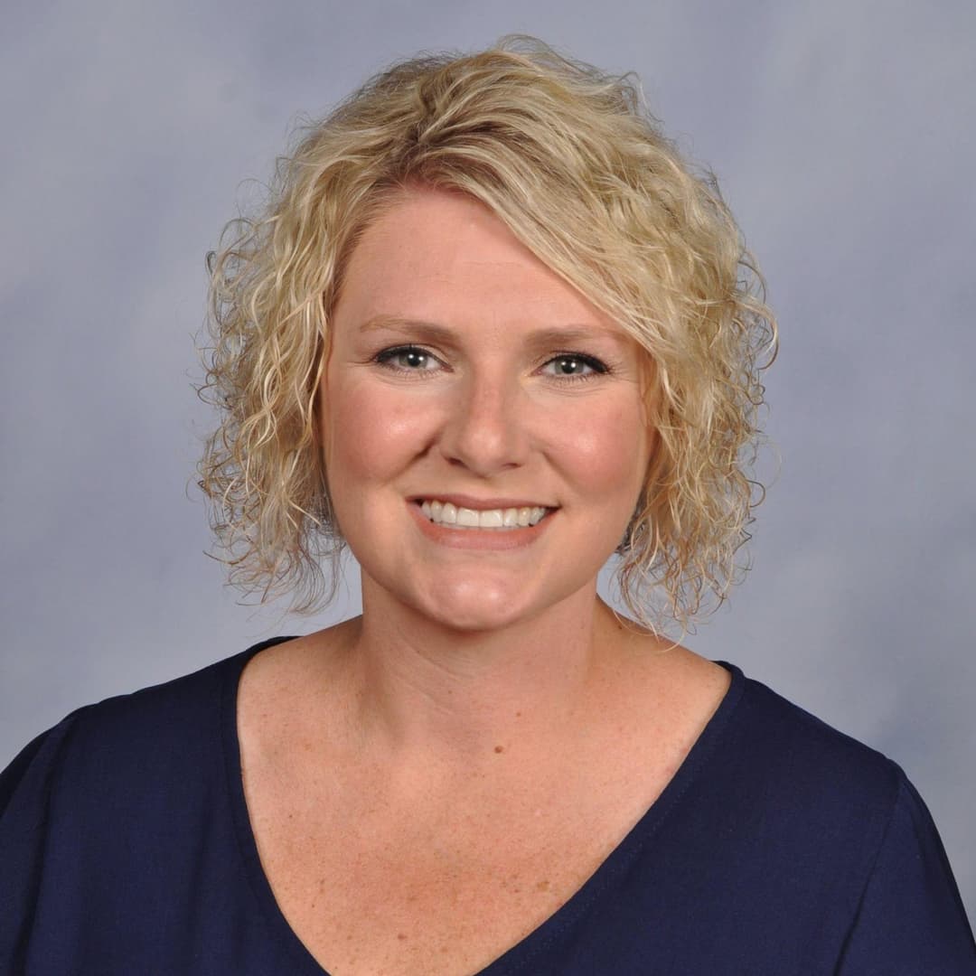 Ashley & Renee flash their tits in the car for a shirt