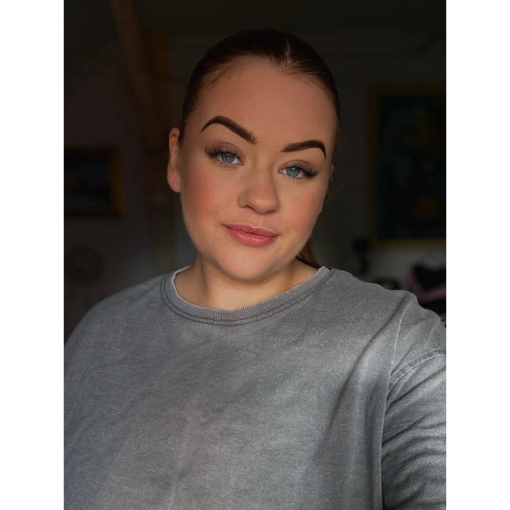 someone needs to dick down this stupid hungarian whore (if u do a cum or cock trib DM me)