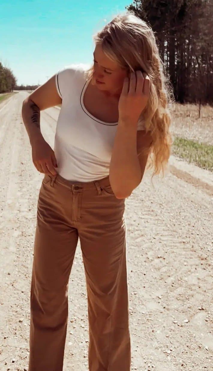 Blonde slutty country girls are always the freakiest. She wants to be made famous