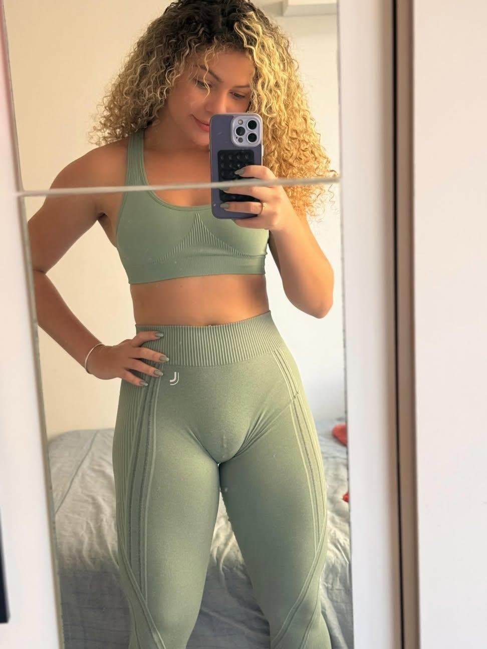 Morena do bucetão fazendo anal com consolo