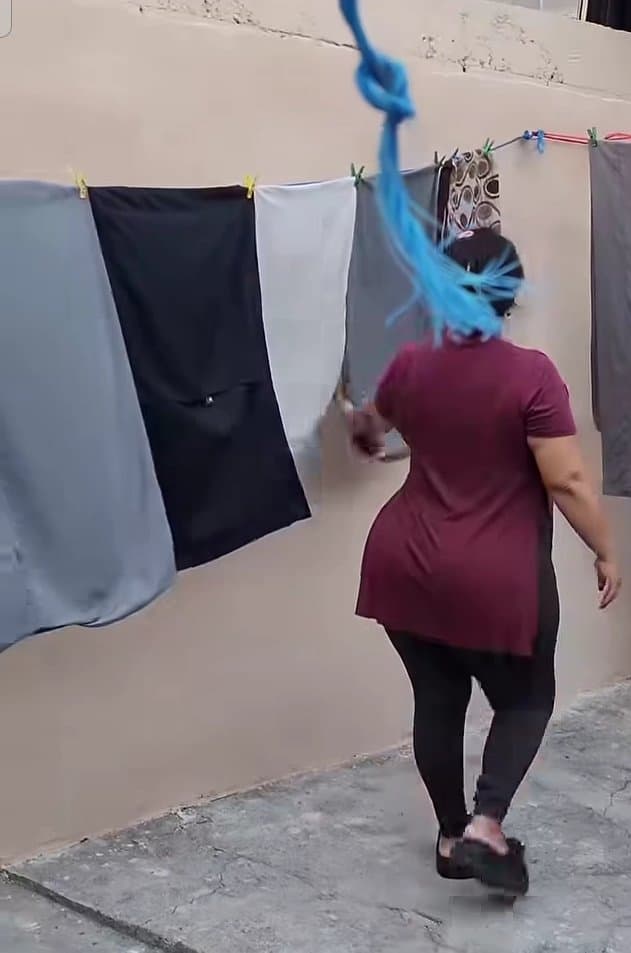 Señora infiel cabalgando verga del vecino mientras su esposo no está pero eso antes tiende la ropa