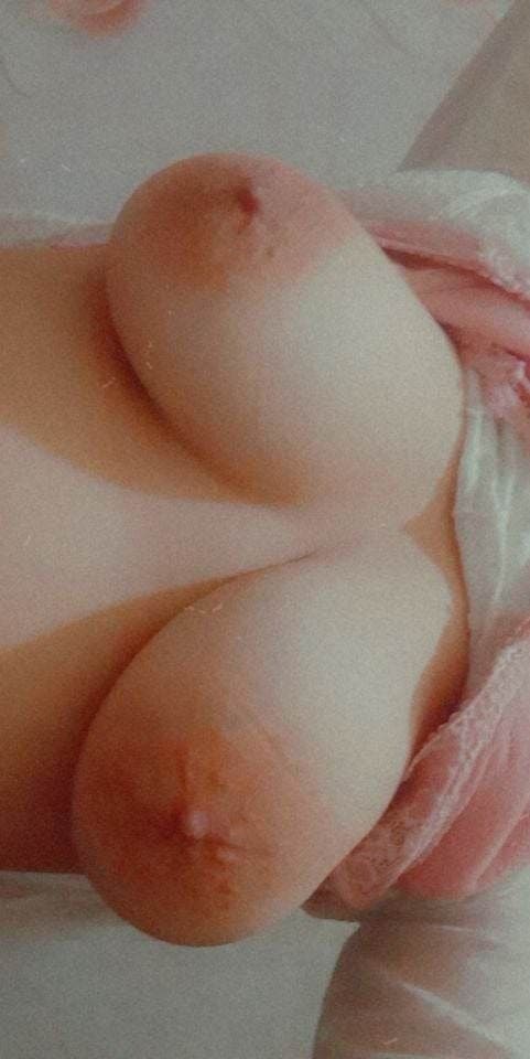 Desi slut - Nice boobs, nude and non-nude