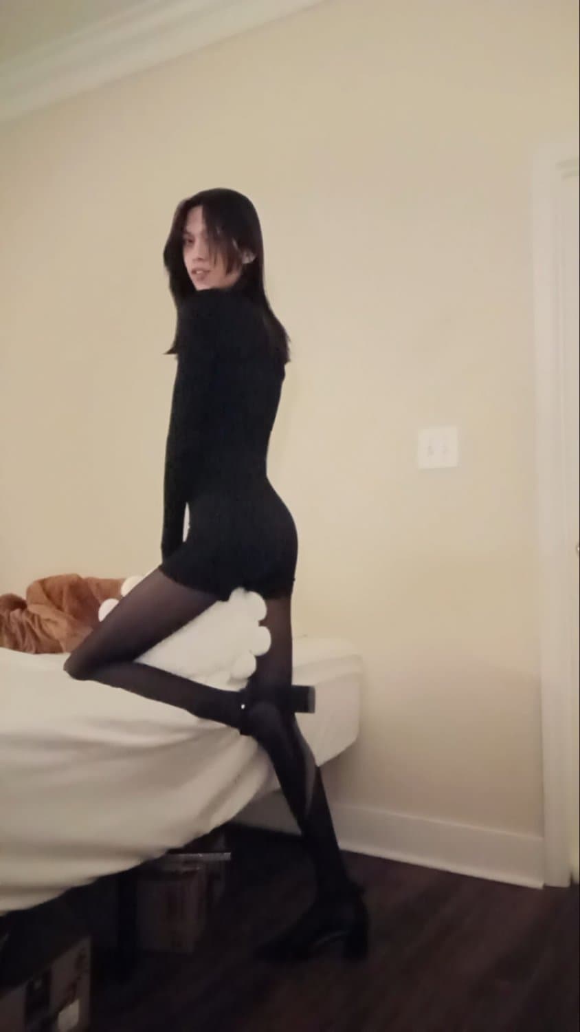 Skin tight shirt always make ne super hotny♡♡♡