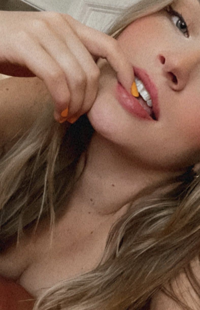 blonde bombshell shows off her curves in lace lingerie??