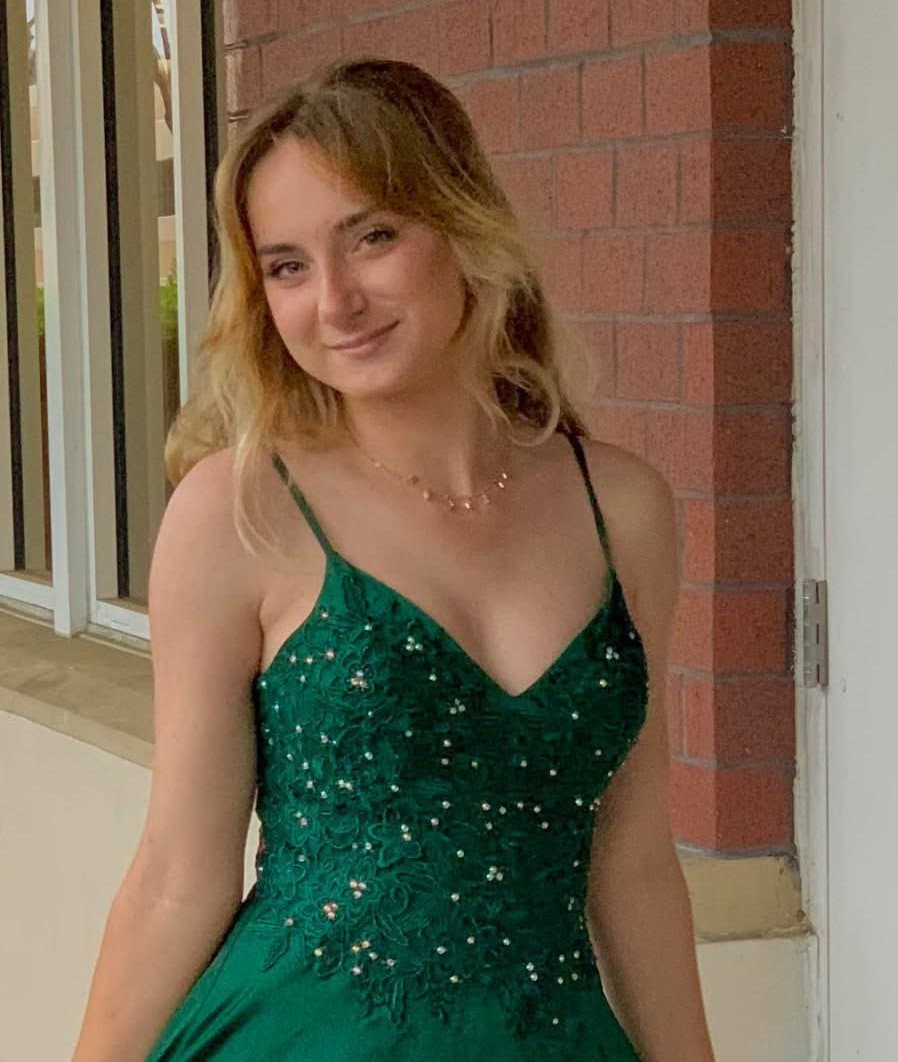 Cute round face IRL Elizabeth. Cmon baby, show us more of those sexy tits.