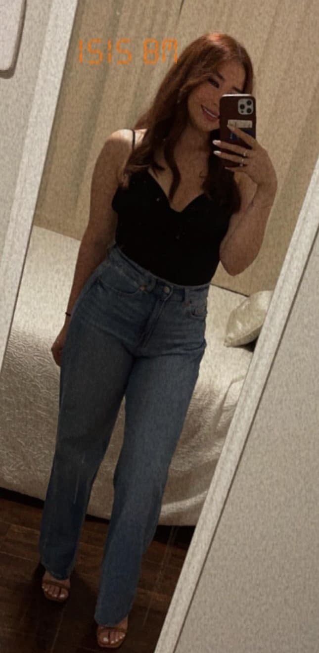 Click to view full size IG: Soy_Isisbm beautiful latina with perky tits and sexy feet