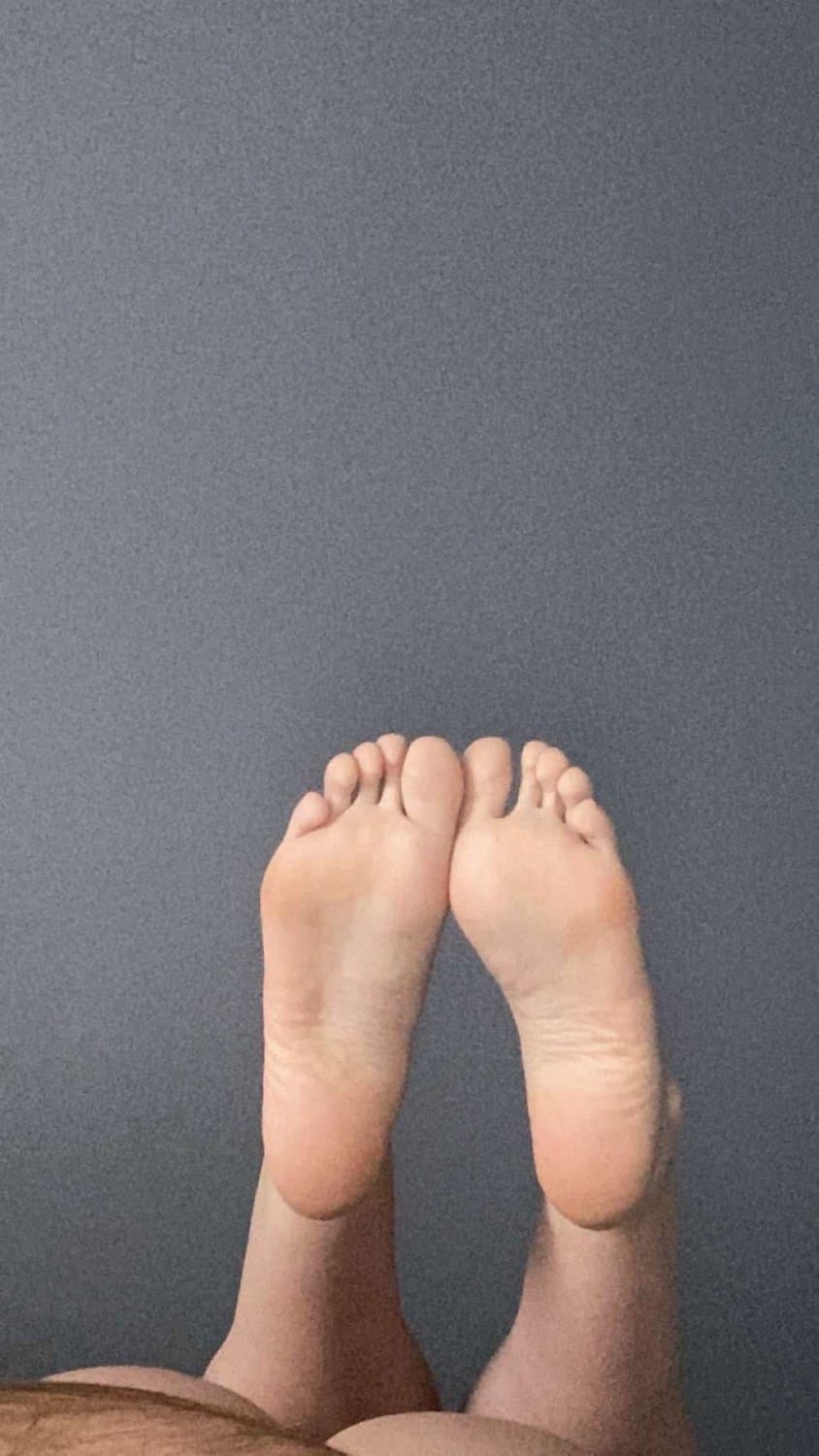 Skinny française fait la chienne sur snap