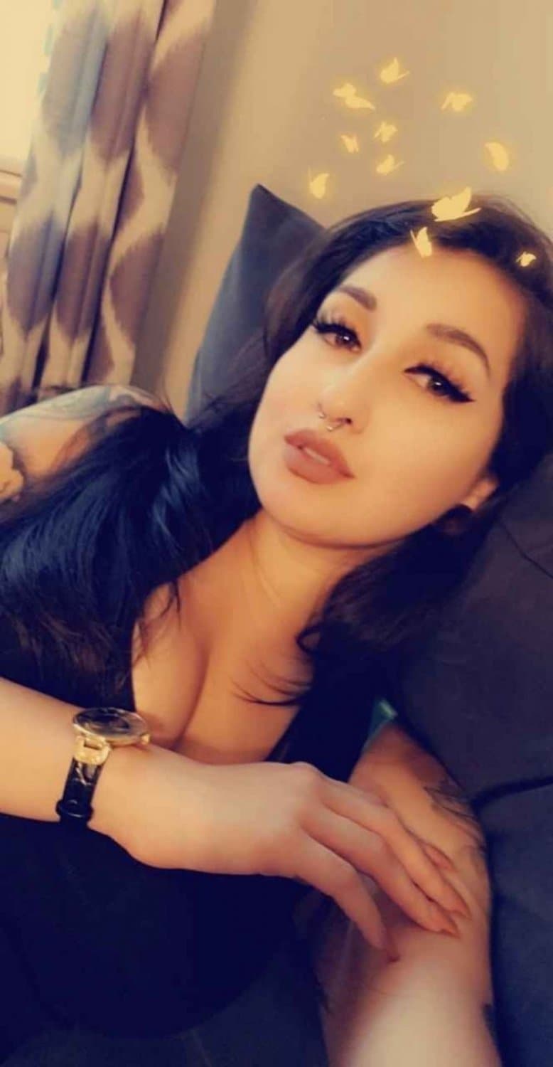 Alyx, 30, Married slut has an onlyfans. Send your sluts to my Kik gthom559