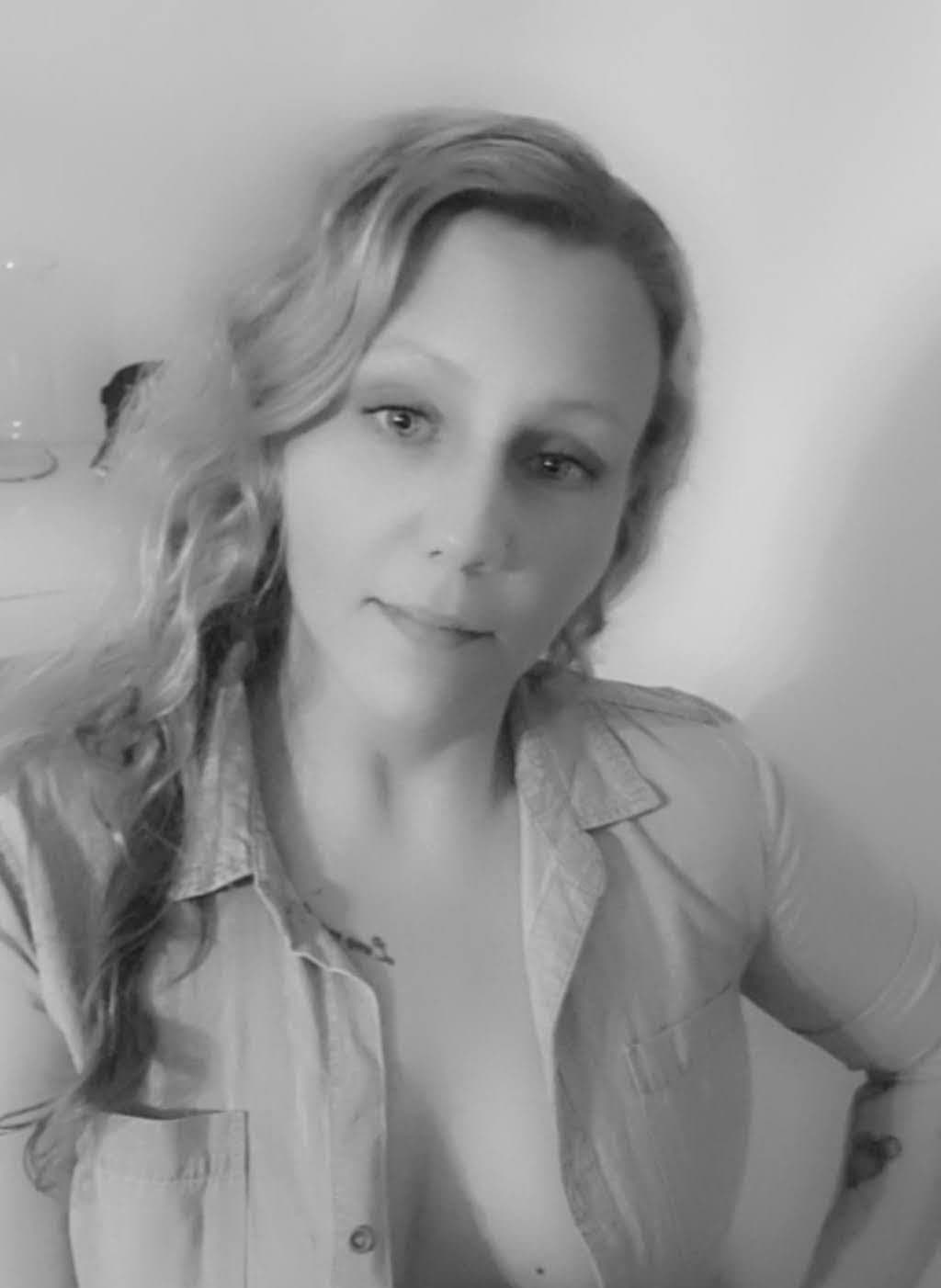 Yvonnethemilf (found my moms nudes in her early 30s)