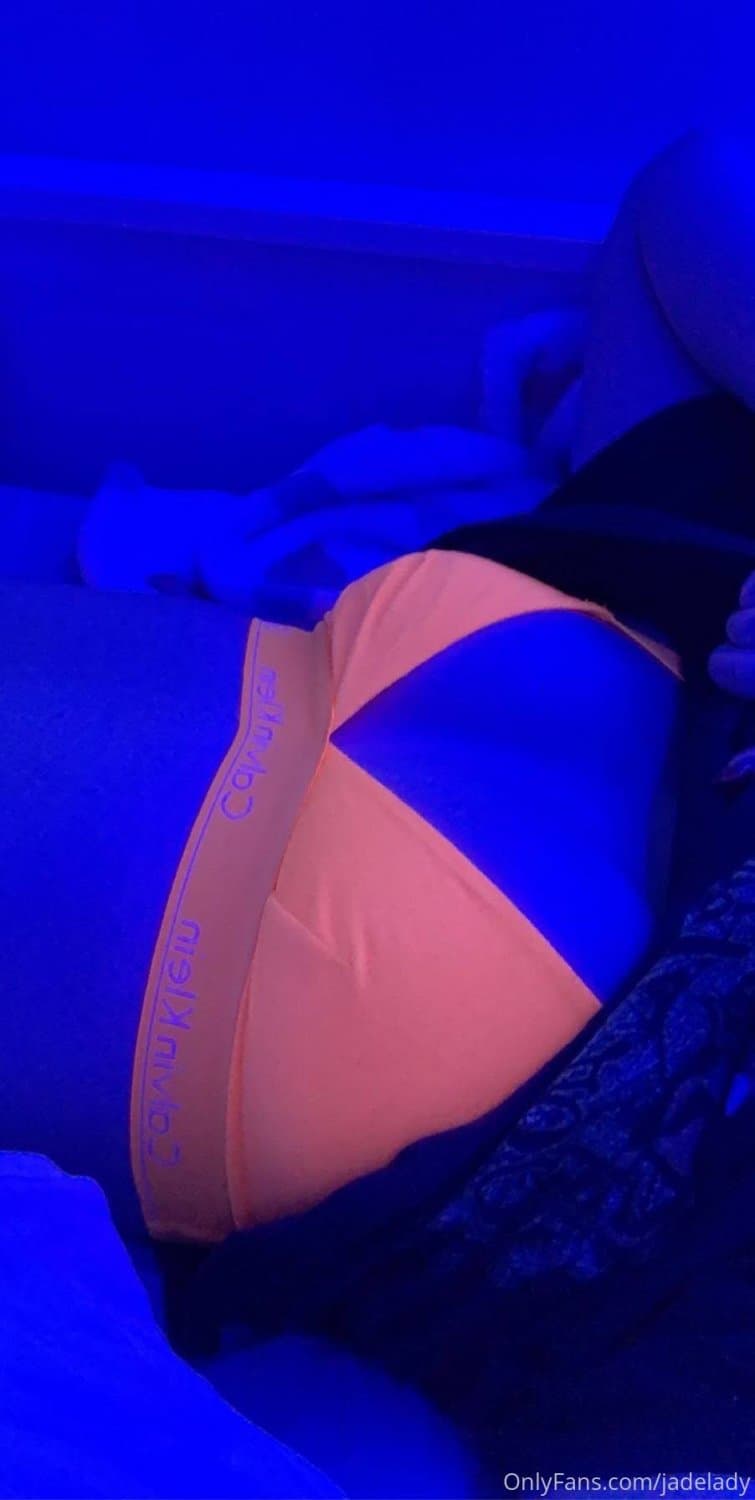 The wonderful slut Hailey Jade squirts in her shorts