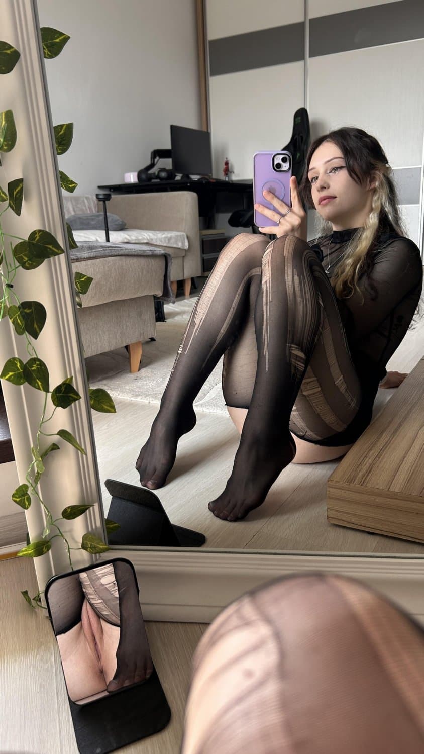 Sexy hot gothic brunette phat Burger pussy ???