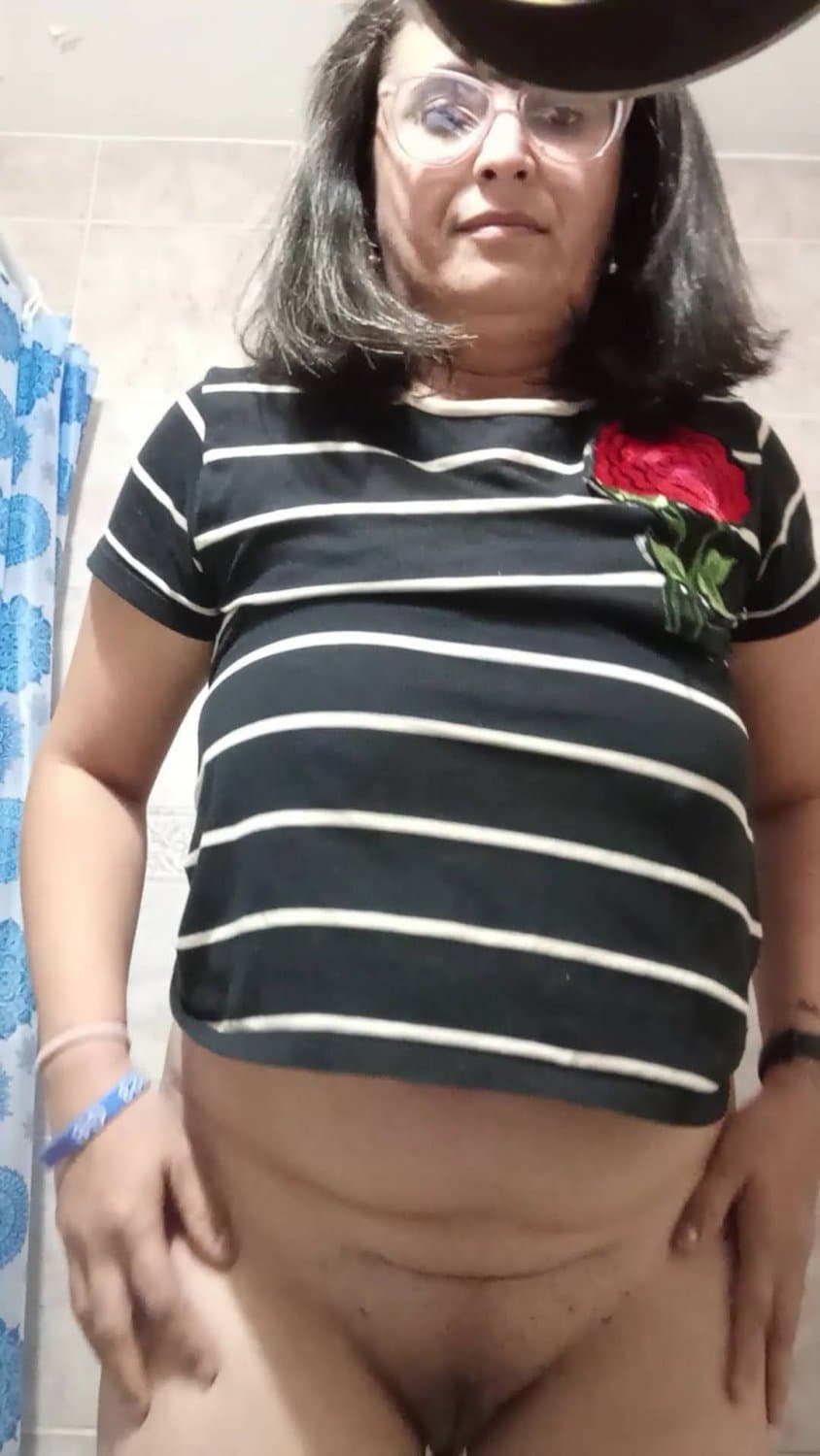 Chubby MILF show her shaved pussy and her nñbig breasts