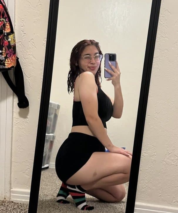 Salpicaría toda mi leche de ver como ya le cuelgan las enormes tetas a mi prima Sara