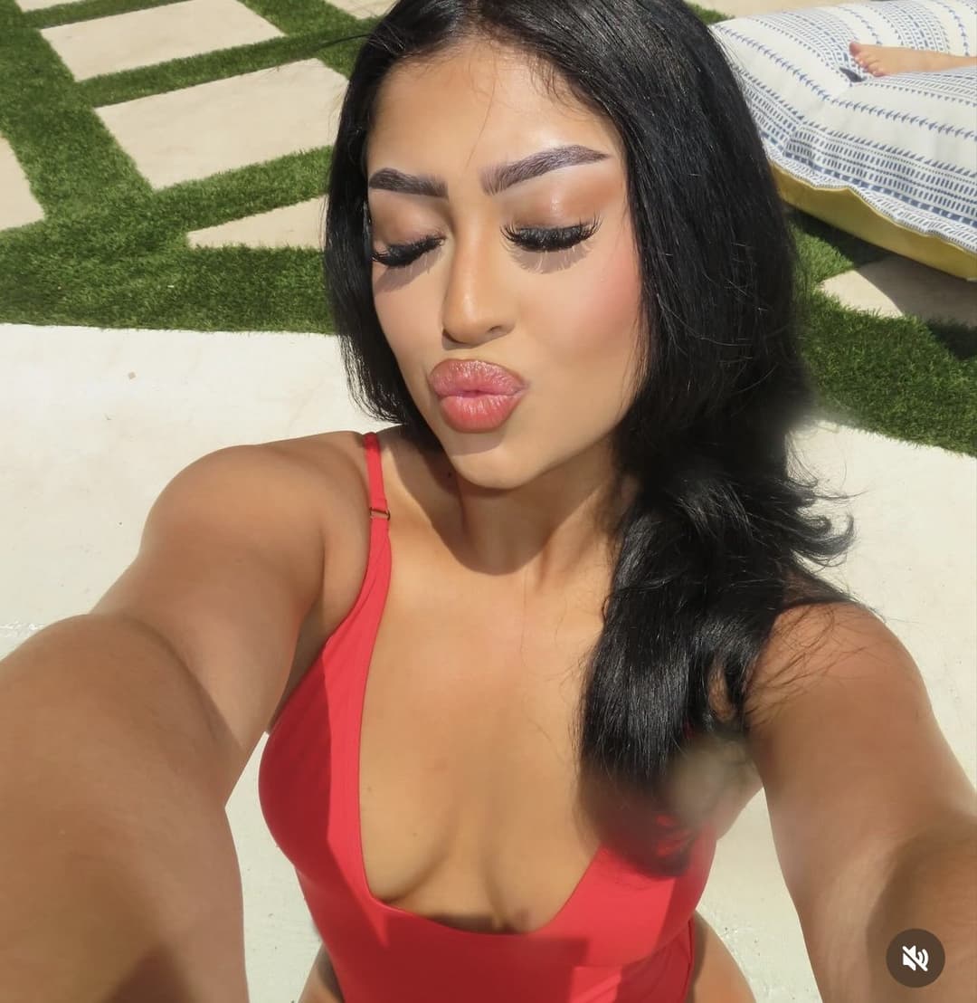 Sexy Latina Hooters girl