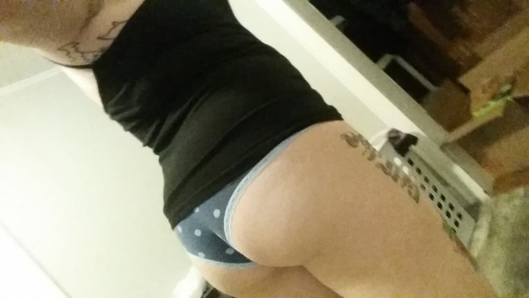 Hot blonde milf Katie totally naked!