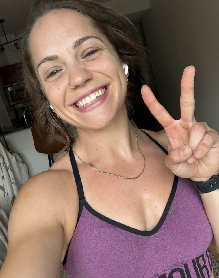 Sexy KIK slut shows off her fit body