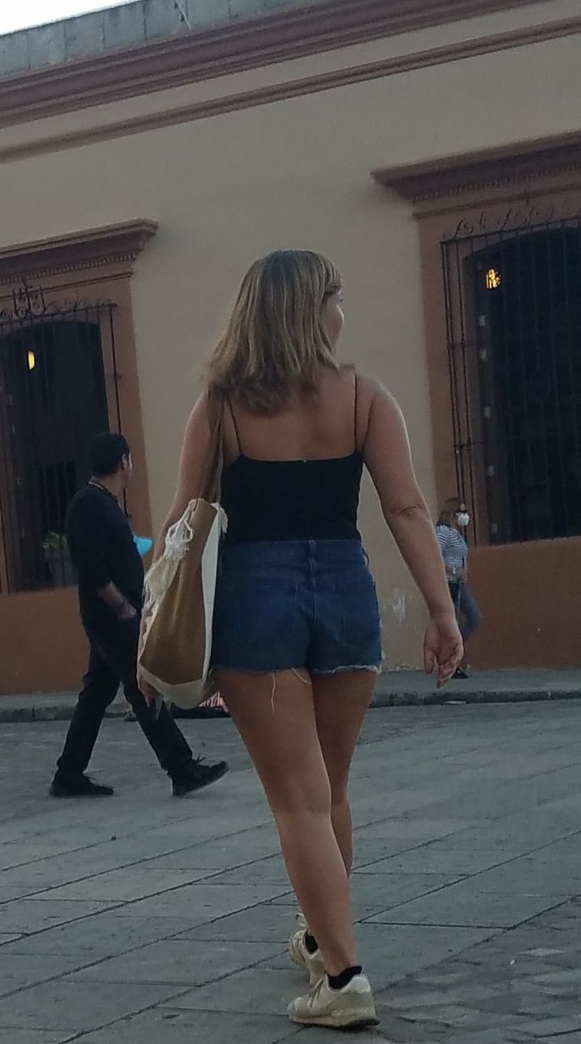 blondie in short (nice legs)