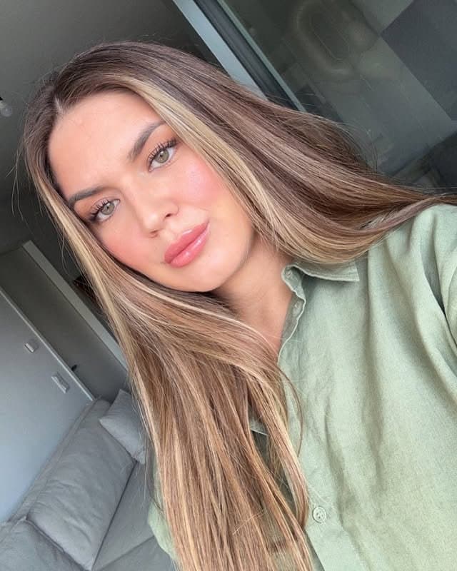 Hot bosnian slut with a great Body and nice legs and feet - footjob and cumface