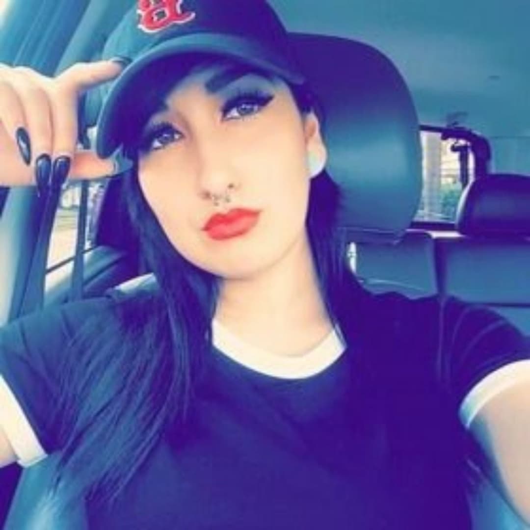 Alyx, 30, Married slut has an onlyfans. Send your sluts to my Kik gthom559