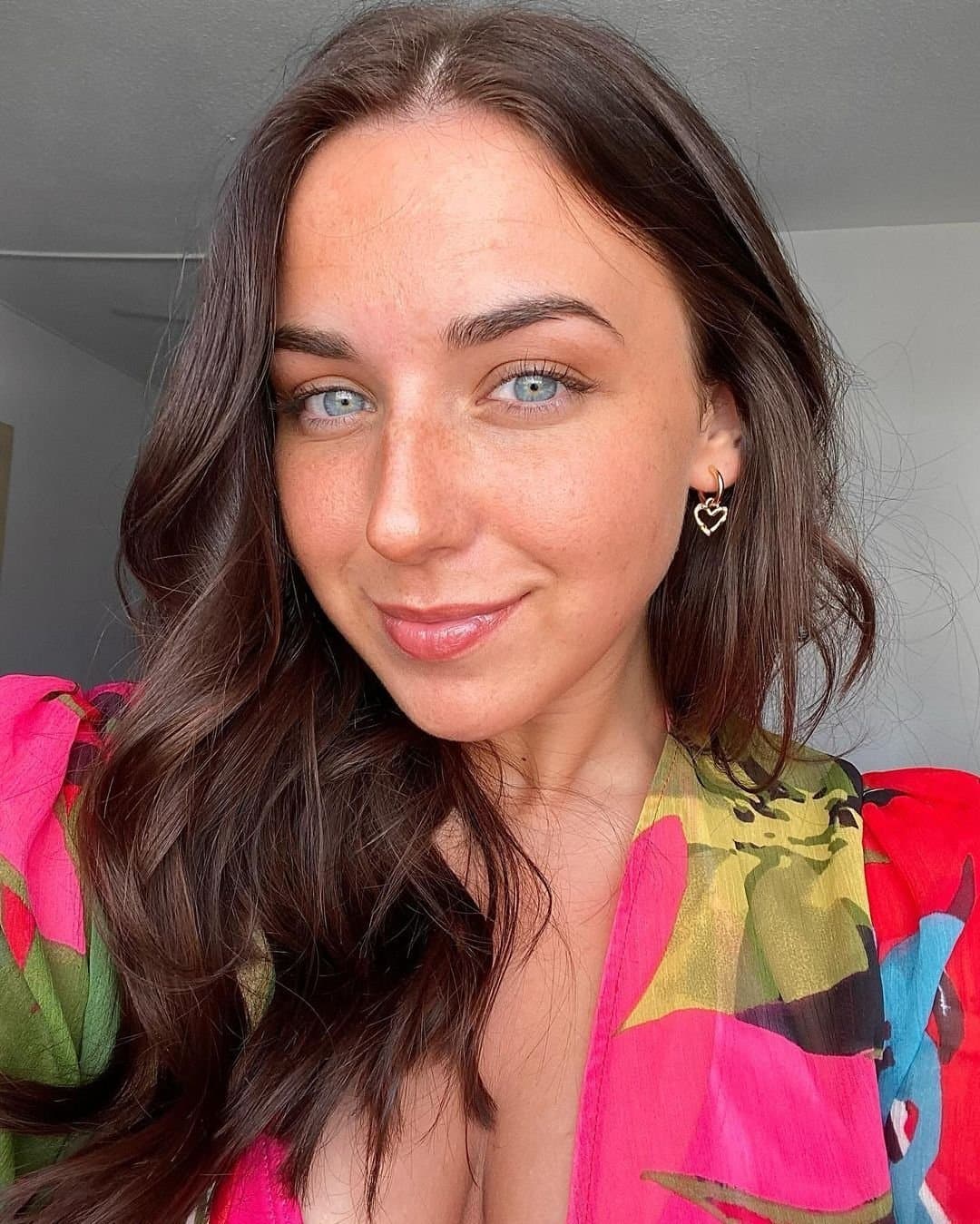 Hot brunette pawg with gorgeous blue eyes uk slut chav