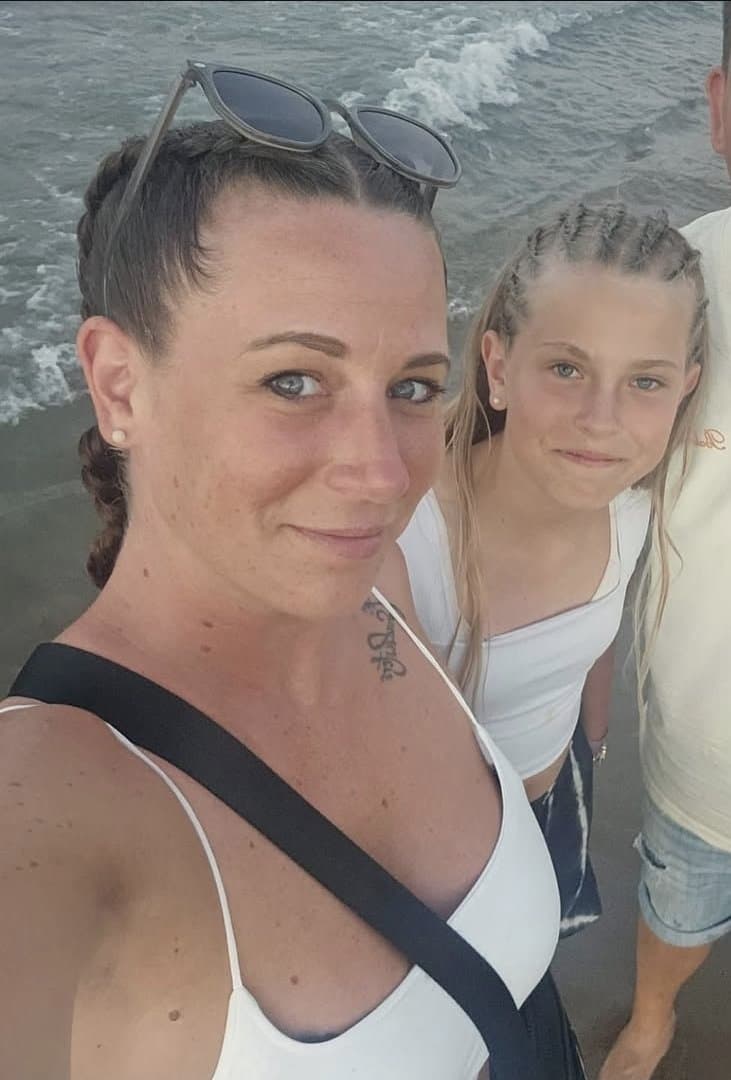 Julia die kleine Milfschlampe macht gerne jeden Schwanz hart