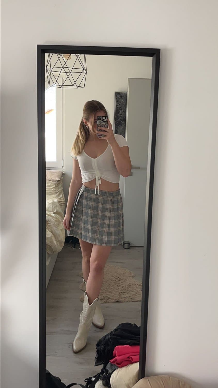 Elvira- posing for you