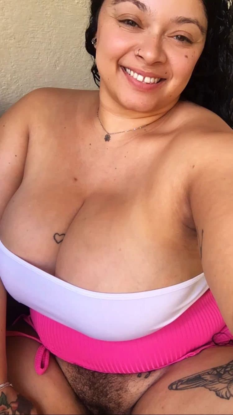 Esposa gordinha é mulher pra no mínimo dois comer gostoso....gostosa do rabo gostoso