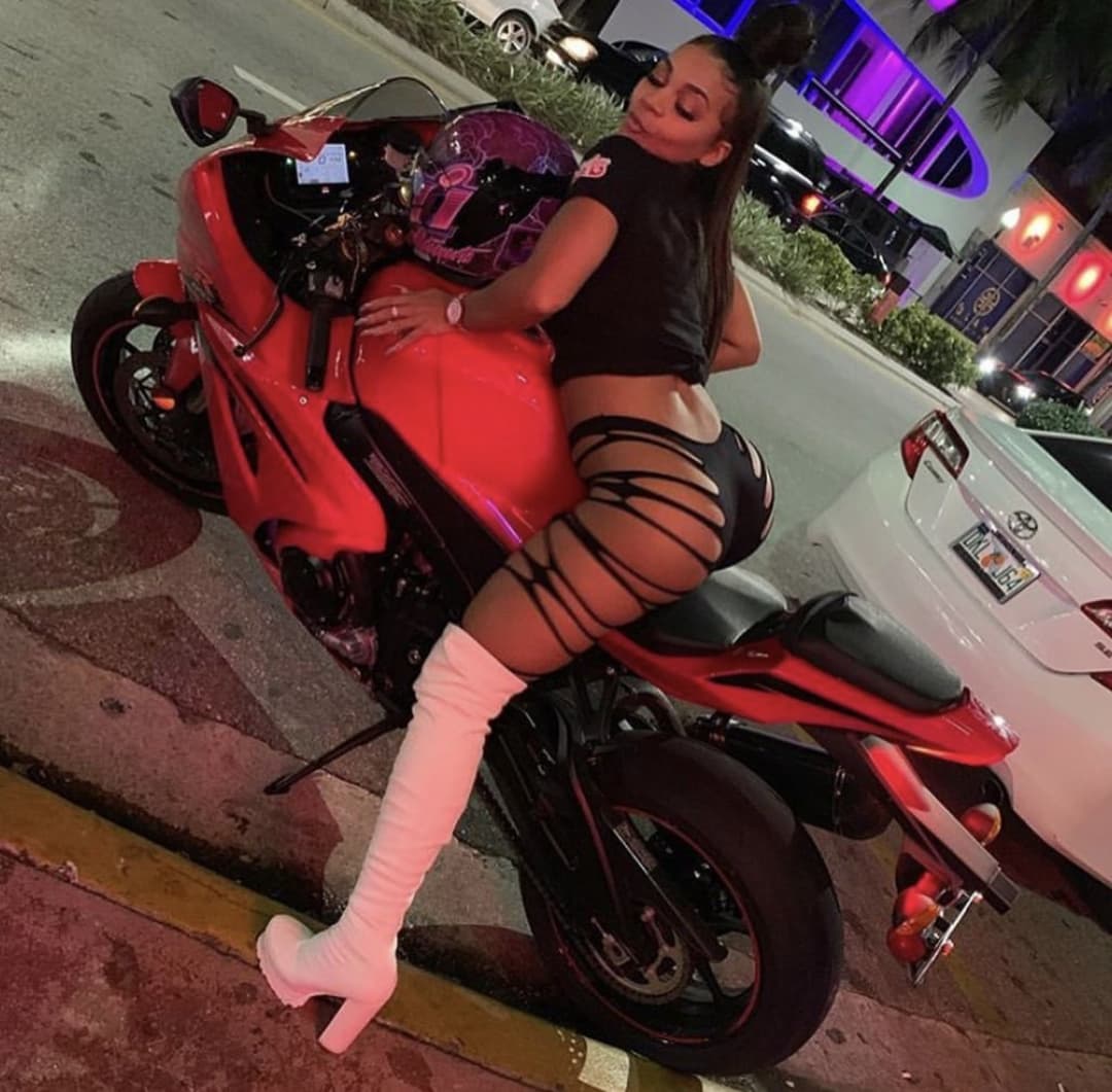 Look how that ass sitting up