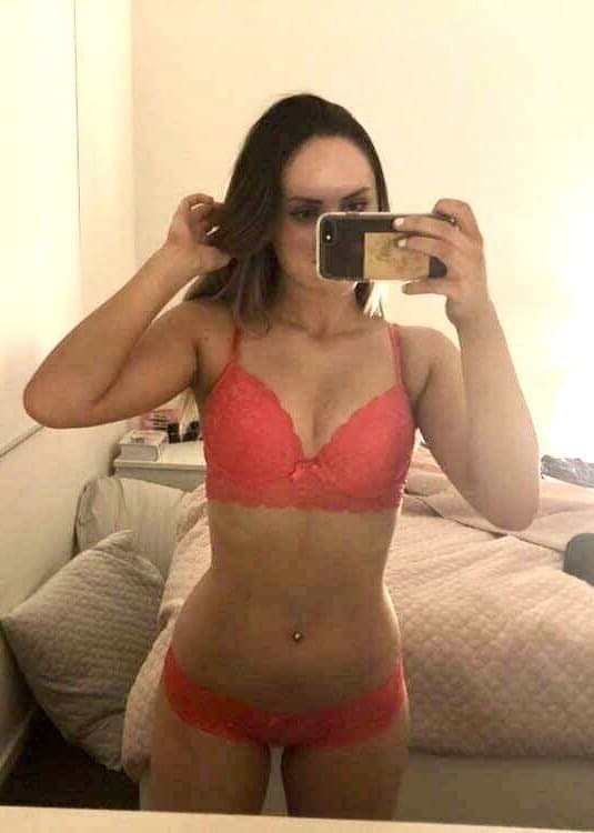 Sexy KIK slut, 21, loves showing her sexy body