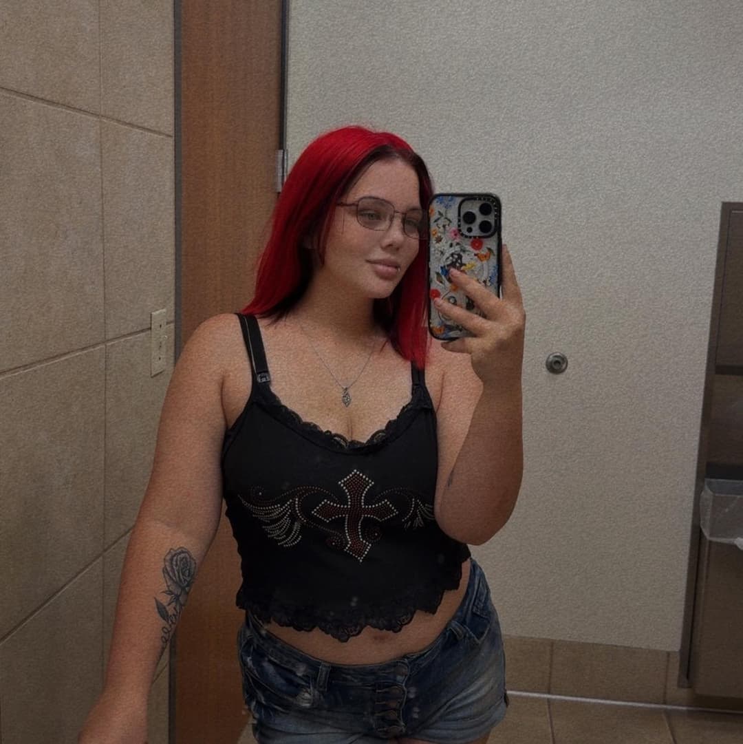 Fine ass white girl with big tits. HMU to share ur girl