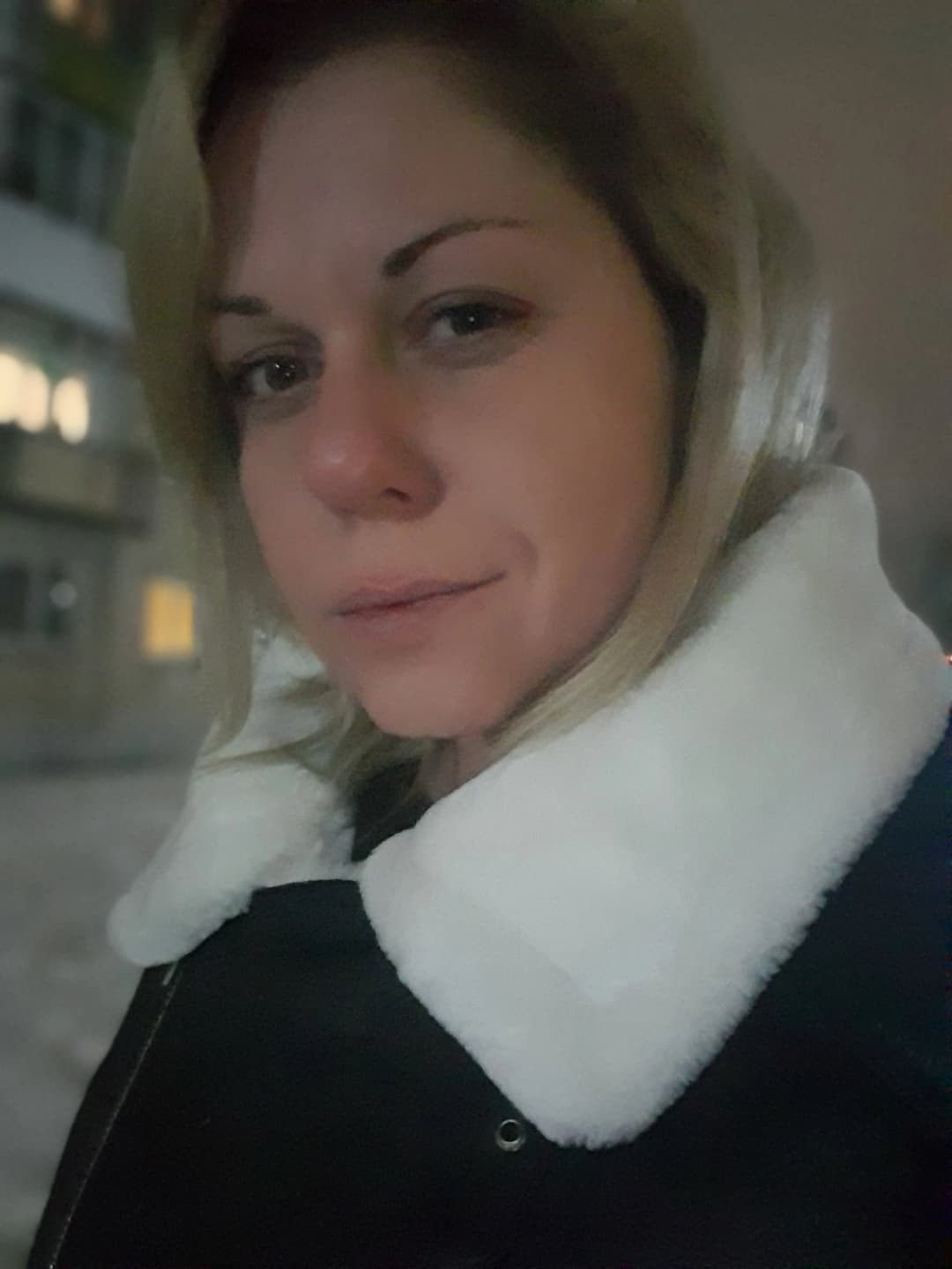 Click to view full size Very pretty woman - Anna