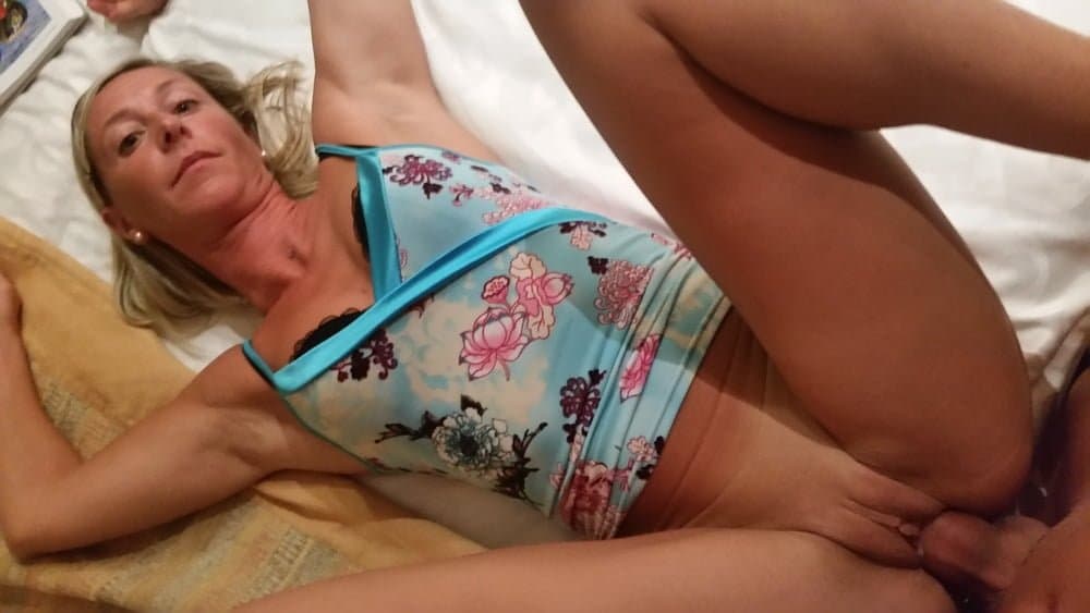 Blonde hotwife loves to spread and suck