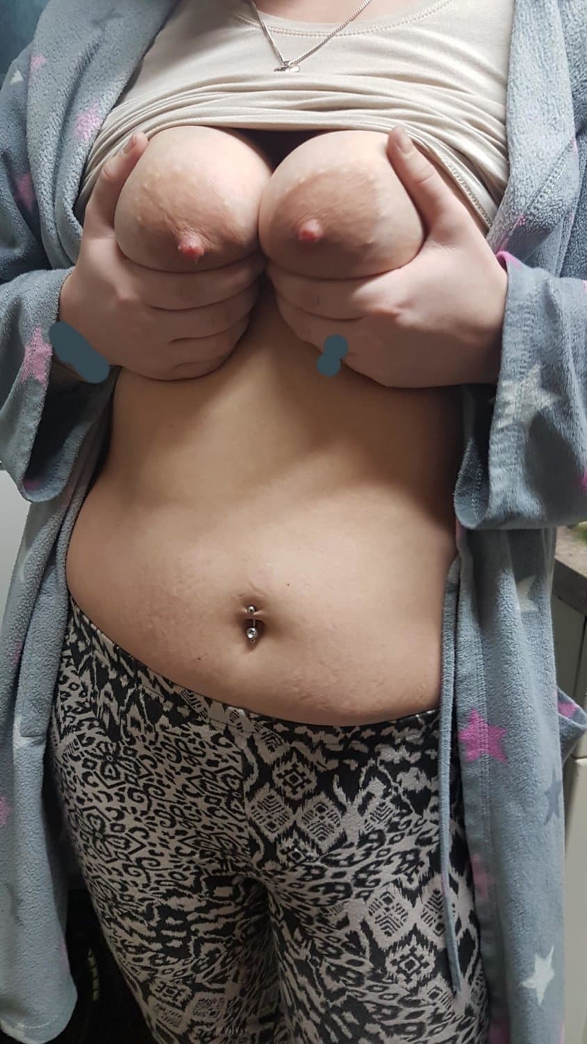 Sophie 34 England ?? hands down my favourite Webslut. Those big Areolas and chunky nipples❗️??