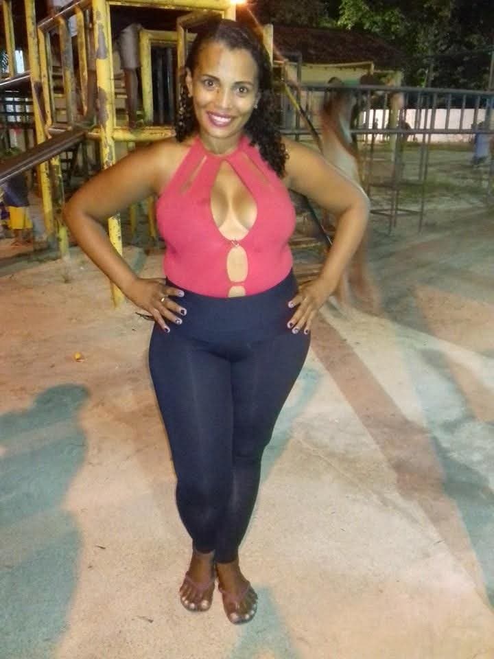 Click to view full size Loiana Corrêa, uma coroa rabuda muito safada. Minha vizinha rabuda que adora se exibir.