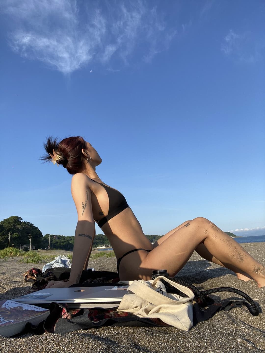 baddie lesbian (pierced nipples, tease, braless)