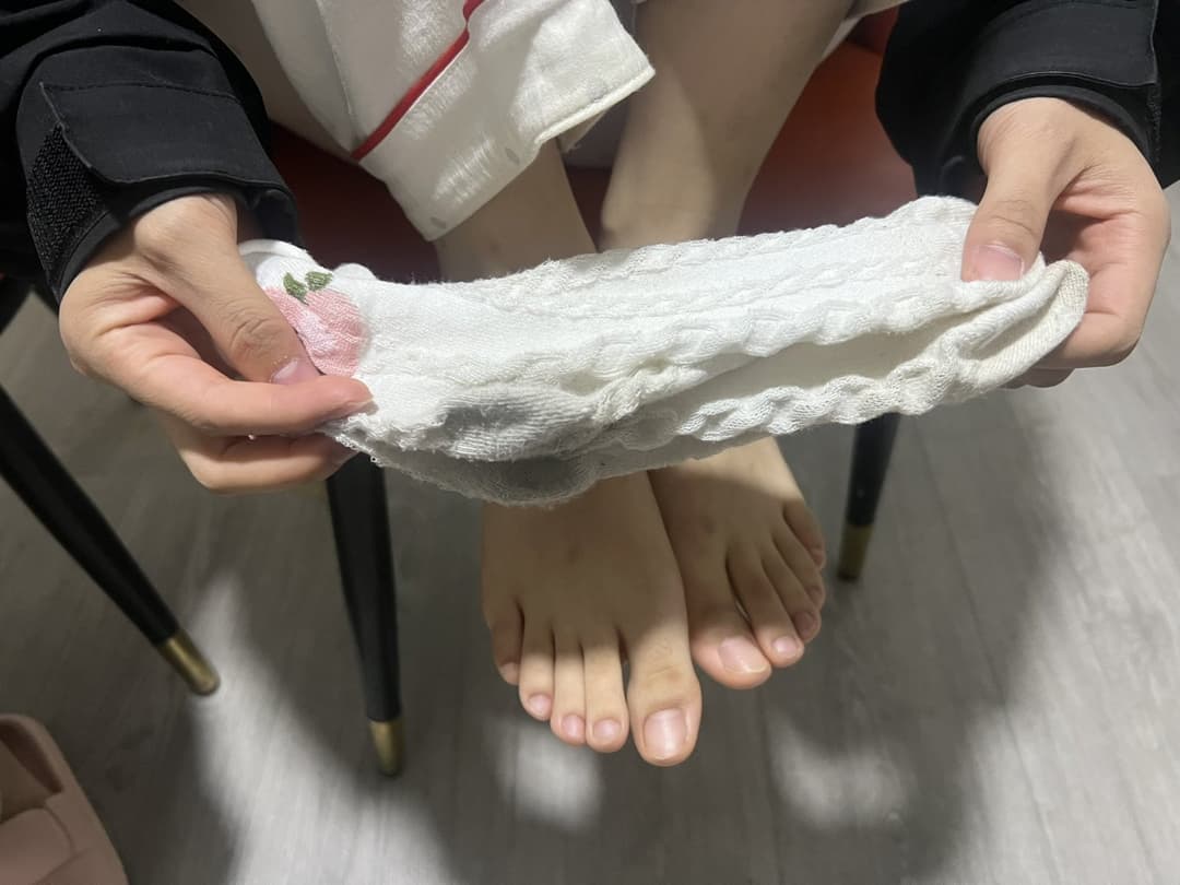 Asian feet / shoes & socks
