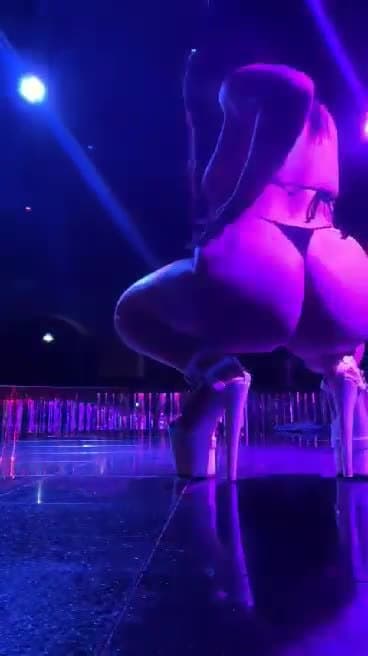Young college stripper shaking ass