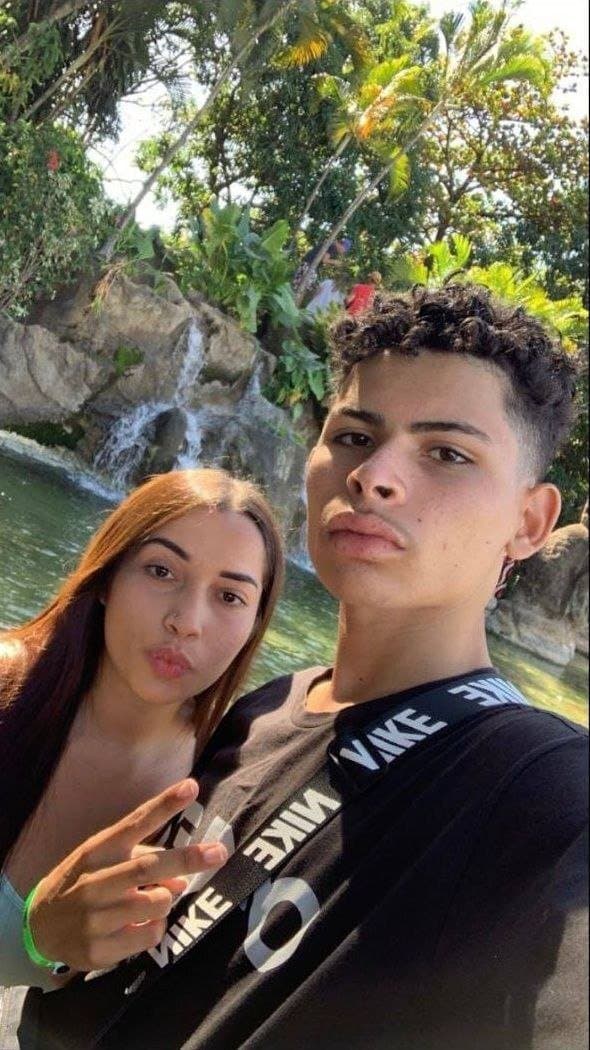 morena chupou o pauzinho pequeno do namorado