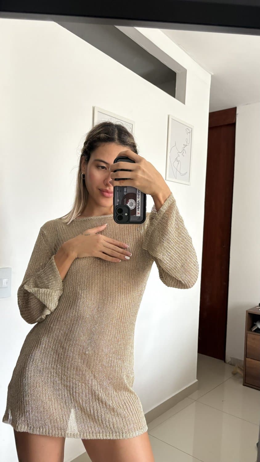 Click to view full size Novinha magrinha que adora usar vestido sem calcinha , experimentando lingeries e squichando