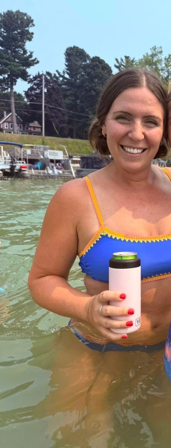 Sexy Burnette milf looking for excitement.