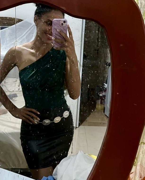 Sexy Latina Amateur strips