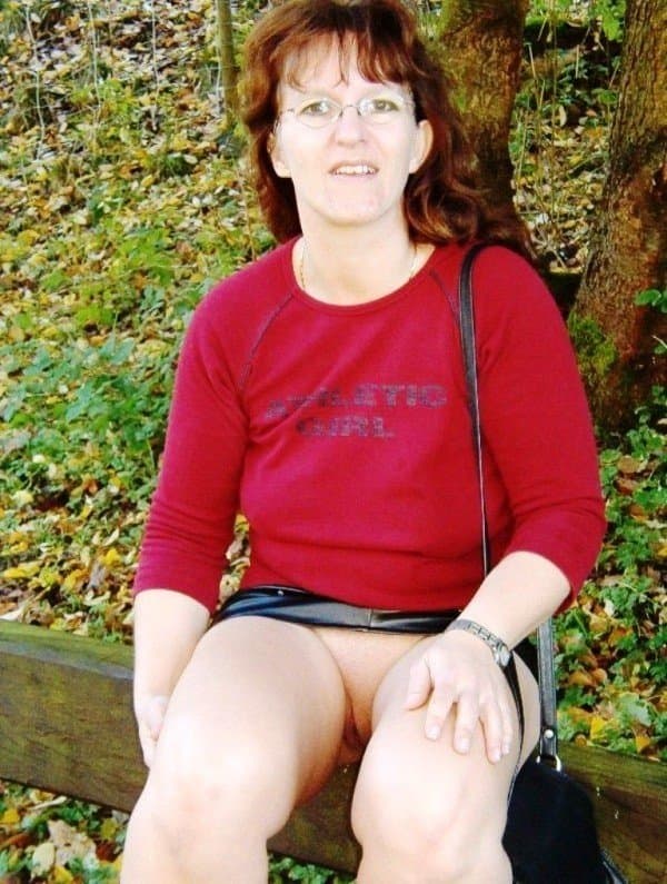 Kerstin ohne Slip unterm Rock -2