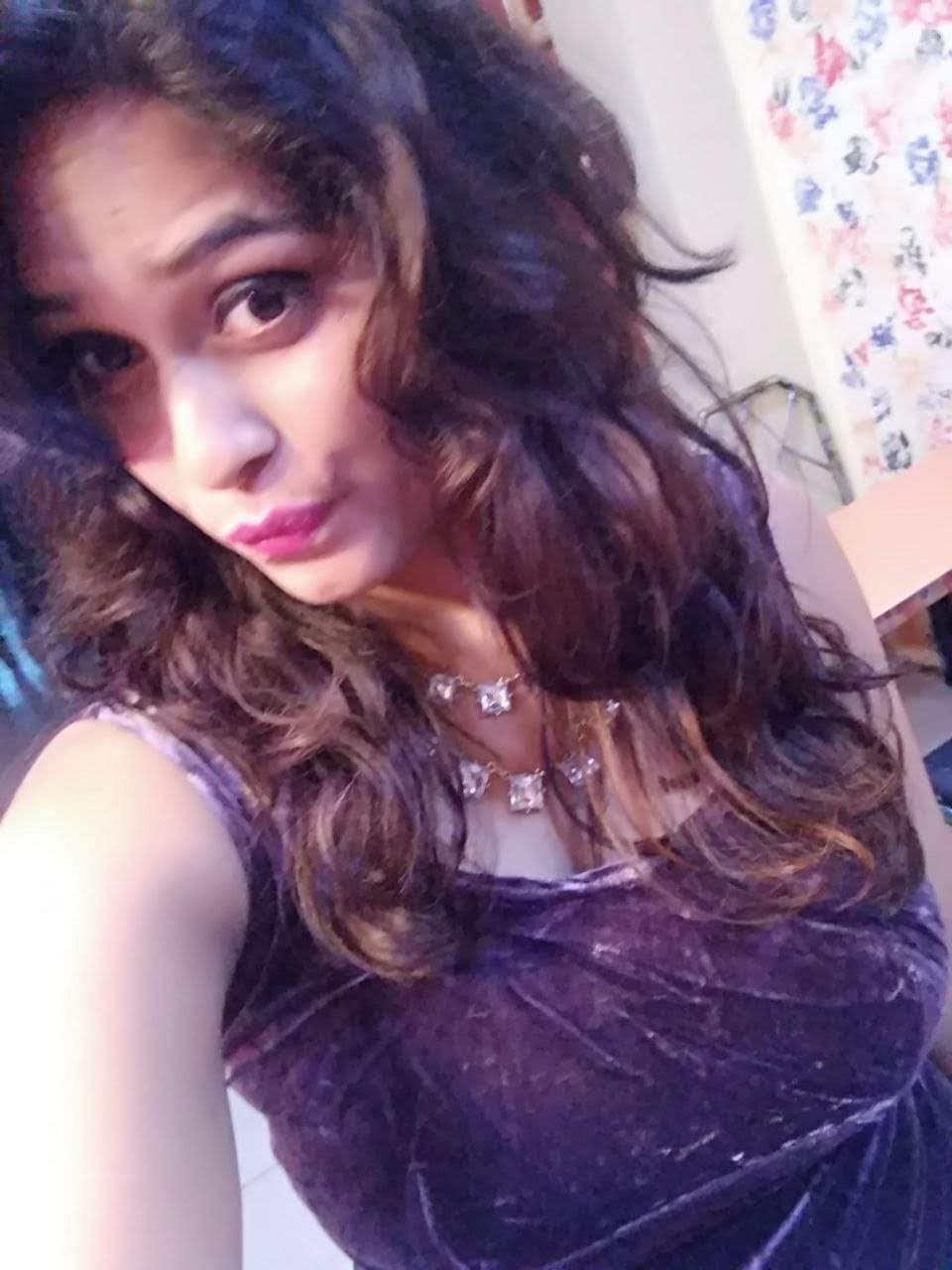 Beautiful punjabi girlfriend seducing her boyfriend with her naughty pictures and mms